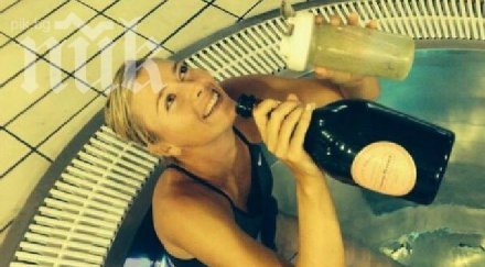 маша отпразнува титлата ледена вана без гришо шампанско