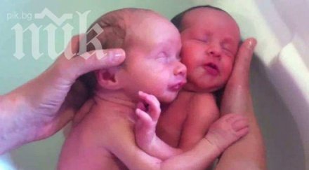 умилително родиха близначета хванати ръце видео