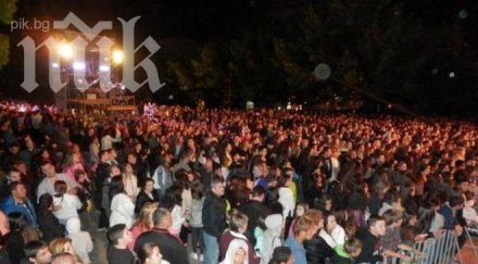 жена припадна време наградите радио удариха дете камък главата