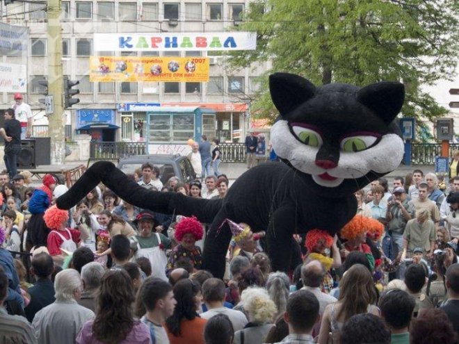 Макет на покойния Слави Бонев ще поведе шествието на габровксия карнавал (снимки)