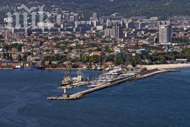 Кораб се е наклонил на кея в Пристанище Варна – Запад (снимка)