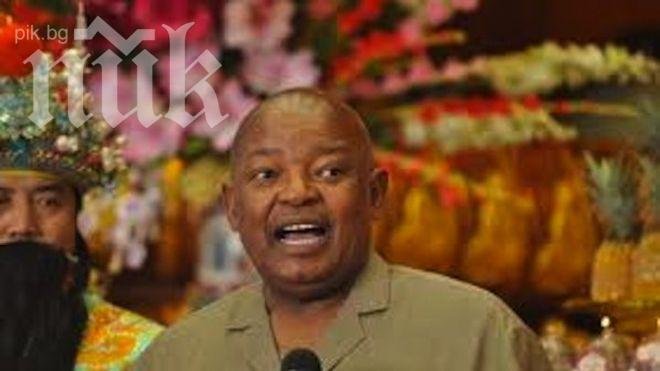 Политик от ЮАР си изяде шапката заради бас