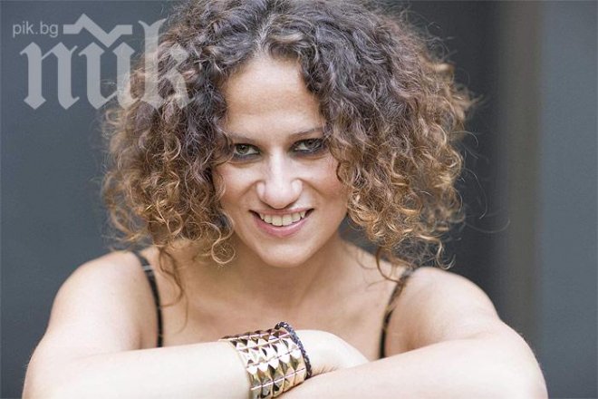 Белослава пита публиката как да кръсти най-новата си песен