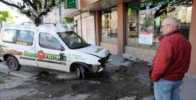 Кошмар в центъра на София! Ситроен се заби като торпедо в клон на банка (снимки)