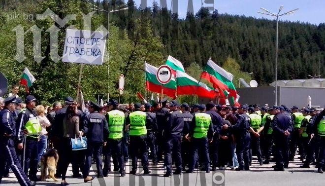 Екшън край Разлог! Протестиращи блокираха пътя за Гърция, искат си гората!