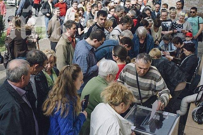 Обозреватель: Референдумът в Източна Украйна се проведе в гаражи, навеси и автомобили