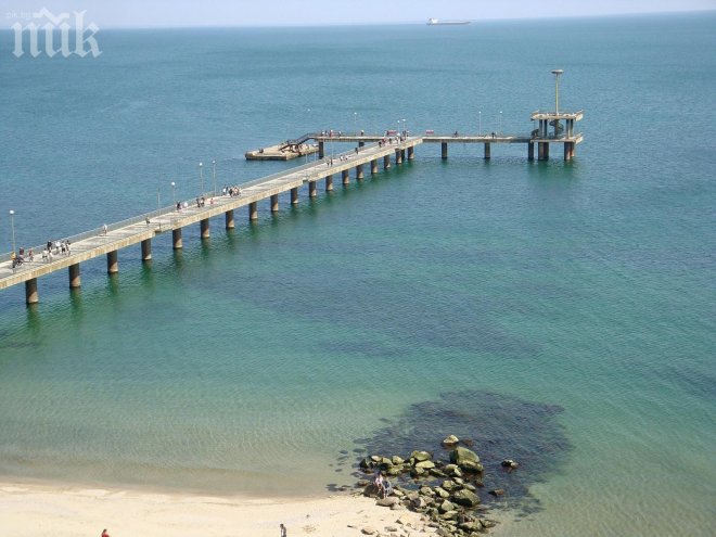 Паника в Бургас! Мъртво пиян пада от моста! Никой не скача да го спаси!