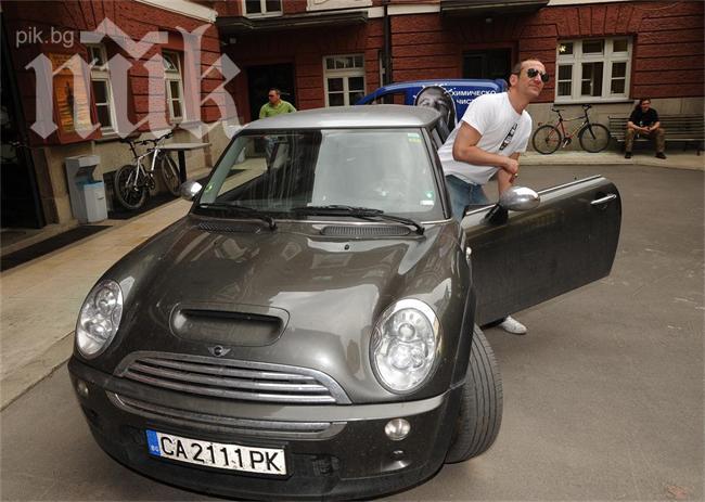 Шок! Буря потроши колата на Деян Донков, актьорът и Радина бедстват в Турция (снимка)