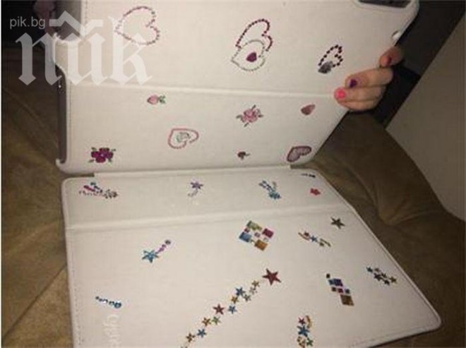 Шестгодишната дъщеря на Галя от Сатен си украси таблета с лепенки и лак за нокти 