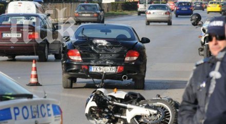 годишен мотоциклетист заби паркирана кола