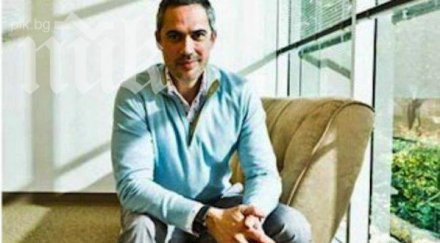 мъж пристига сащ долара мултимилионер