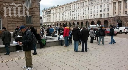 мощната протестна мрежа събра 100 души митинг пеевски центърът блокиран шофьорите псуват