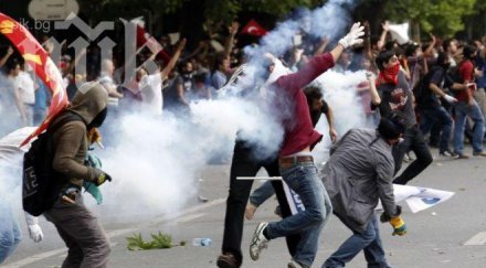 гневна тълпа нападна автомобила турския премиер