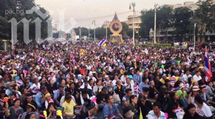 премиерът тайланд избяга атака демонстранти