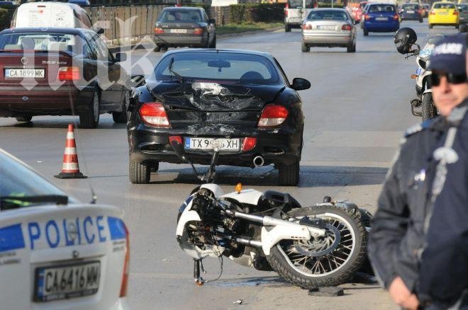 17-годишен мотоциклетист се заби в паркирана кола