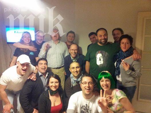 Приятелите от Протестна мрежа се снимат за ПИК