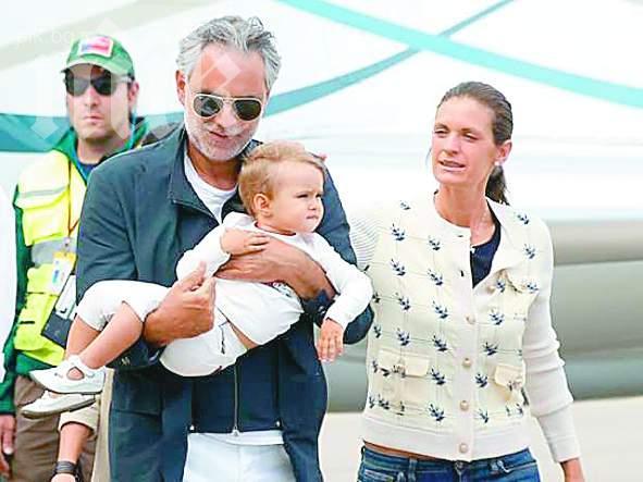 Бочели с жена си и детето в София