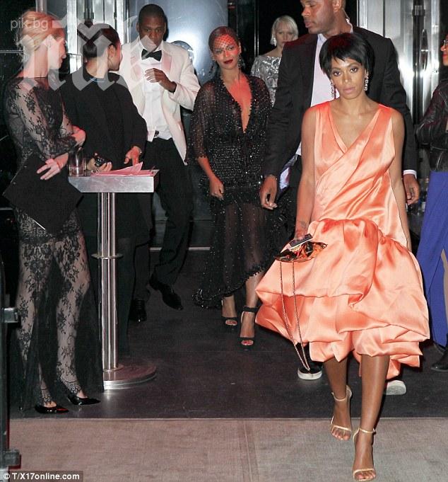 Соланж Ноус атакува с юмруци Джей-Зи пред погледа на Бийонсе (Видео)
