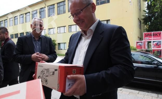 Сергей Станишев с подарък флекс и пожелание да се труди за страната