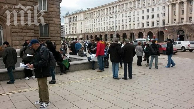 Мощната Протестна мрежа събра между 16 и 100 души на митинг срещу Пеевски. Центърът блокиран, шофьорите псуват!