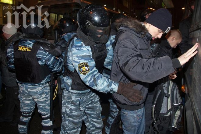 Арестуваха футболни фенове за трафик на дрога