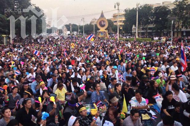 Премиерът на Тайланд избяга след атака на демонстранти