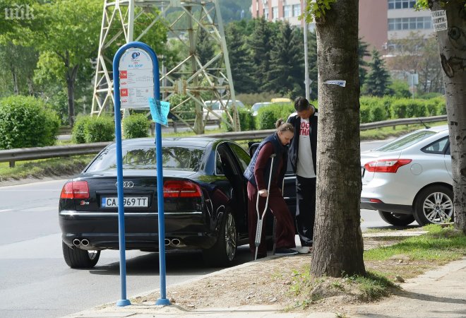 Любо Пенев помогна на непозната да стигне до частна клиника (снимки)
