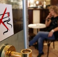 Окупират парламента заради забраната за пушене