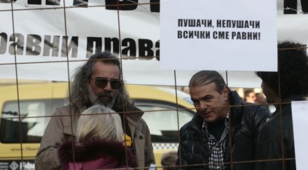 слабаков бунтува съм проститутка искам пуша закрито
