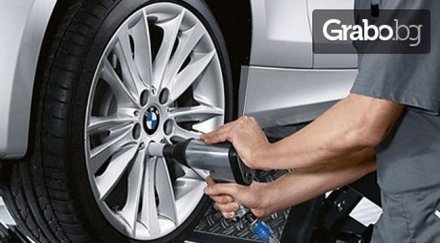 мъж обира кола докато шофьора сменя гума