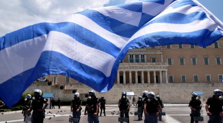 гърция намалява заплатите чиновниците