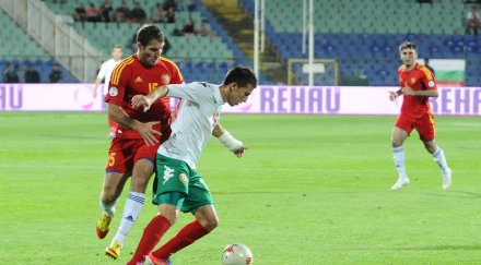 трима физиотерапевти лекуват роден национал