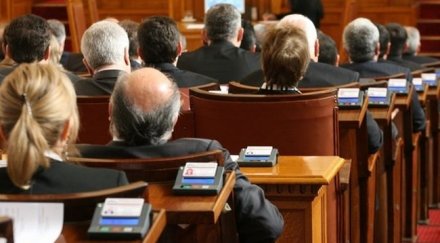 избират конституционен съдия парламента живо