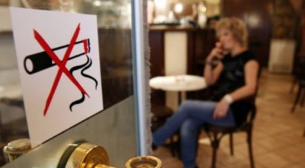 окупират парламента заради забраната пушене