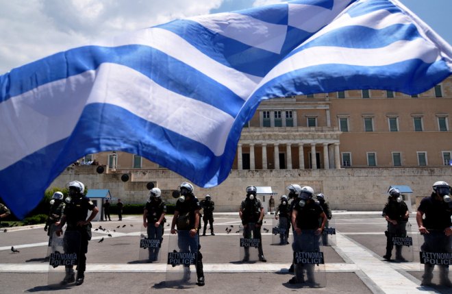 Гърция намалява заплатите на чиновниците с 30%