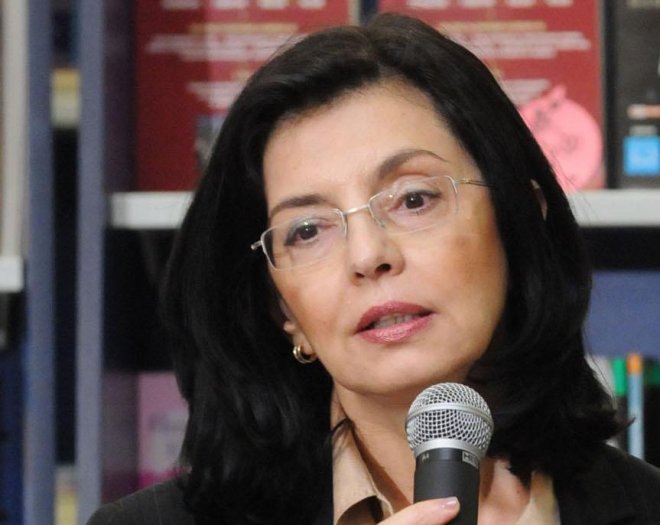 Кунева: Президентът 100 пъти повече мъж от Борисов