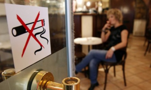 Окупират парламента заради забраната за пушене