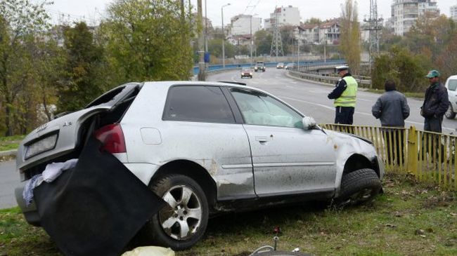 Шофьор се натресе в Аспаруховия мост и избяга