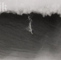Сърфист се разби в скалите в Бургас (снимка)