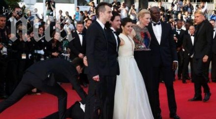 скандал кан журналист надникна роклята актриса видео