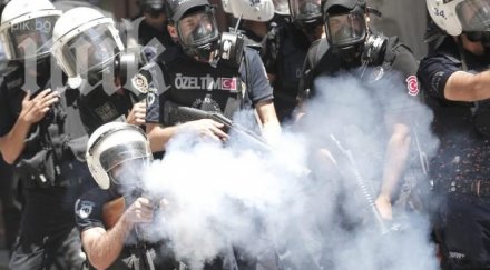 турската полиция използвала сълзотворен газ разпръсне демонстранти измир