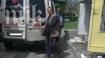 блогъри скочиха заради тесен тротоар