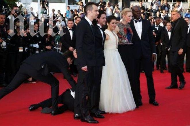 Скандал в Кан! Журналист надникна под роклята на актриса (видео)