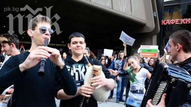 Ученици освиркаха правителството във Варна, то премести заседанието си