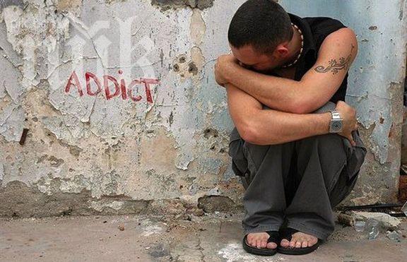 Кошмар! Наркомани завладяха центъра на София, обират деца и възрастни, хората на бунт!