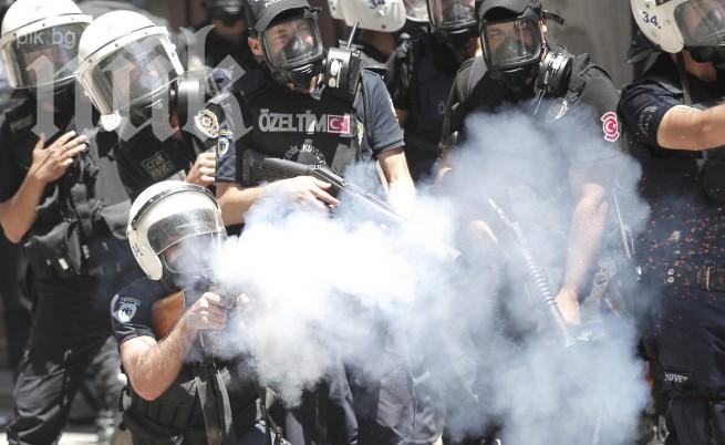 Турската полиция е използвала сълзотворен газ, за да разпръсне демонстранти в Измир