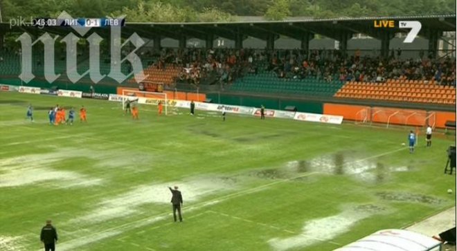 Градушка забави началото на второто полувреме в Ловеч