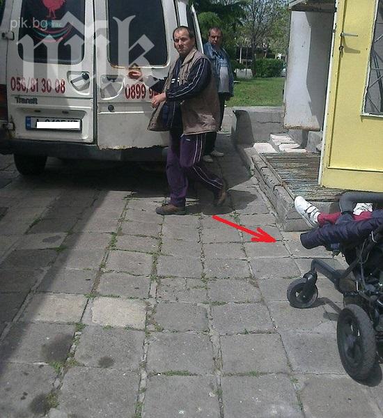 Блогъри скочиха заради тесен тротоар