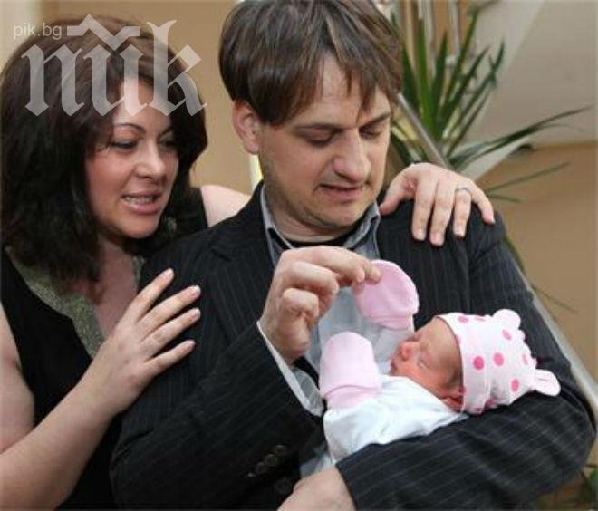 Мариан Бачев прибра новородената си дъщеря и жена си у дома (снимки)