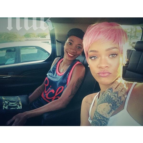 Риана показа странна коса и зърна